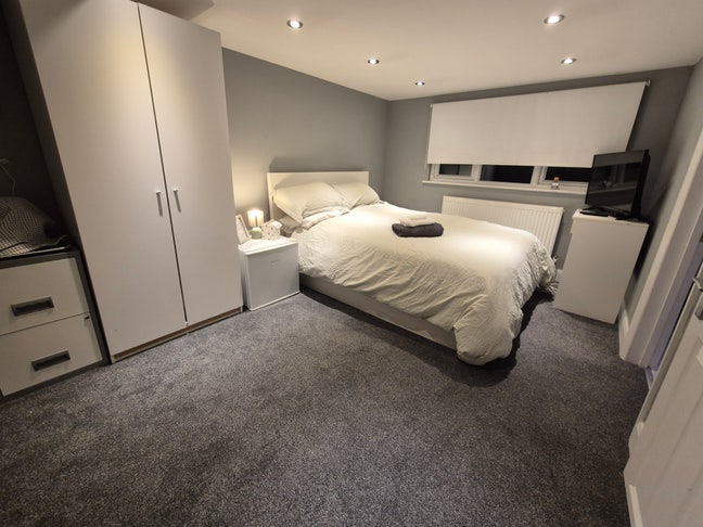 Comfortable Loft Conversion with ensuite Main Photo