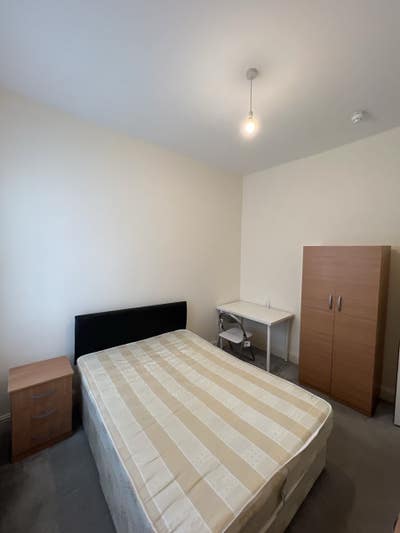 Modern Professional House Share |Large Double Room Main Photo