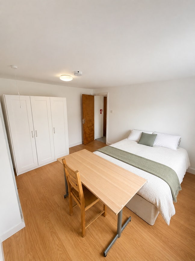 Spacious Studio Flat Roof Garden Access Main Photo