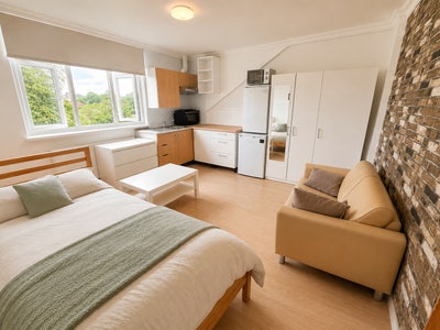 Bright & Modern Studio Flat with Roof Terrace Main Photo