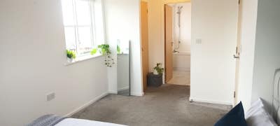 Large & Bright En-Suite in Spacious 2-Bed Flat Main Photo