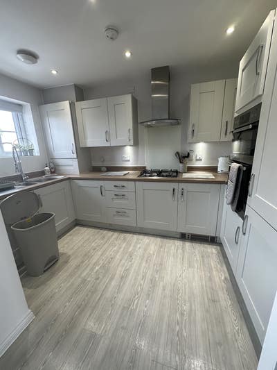 Large room to rent furnished in modern house  Main Photo