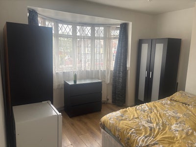  double room available in family house  Main Photo