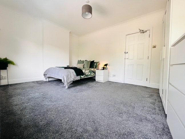 Cozy large Double Room near Marina & Trainstation Main Photo