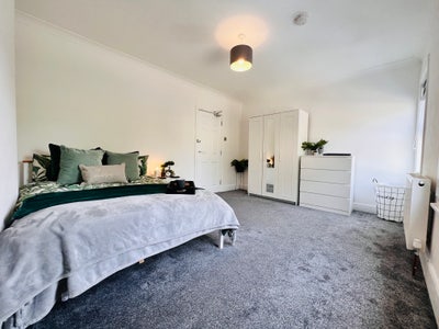 Cozy large Double Room near Marina & Trainstation Main Photo