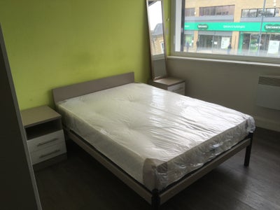 Studio in town centre with bills included! Main Photo