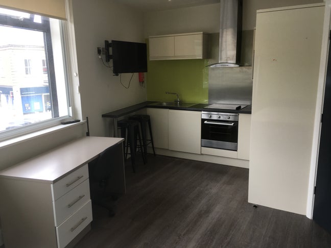 Studio in town centre with bills included! Main Photo