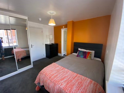 Small Double Ensuite Near L&D Hosp Main Photo