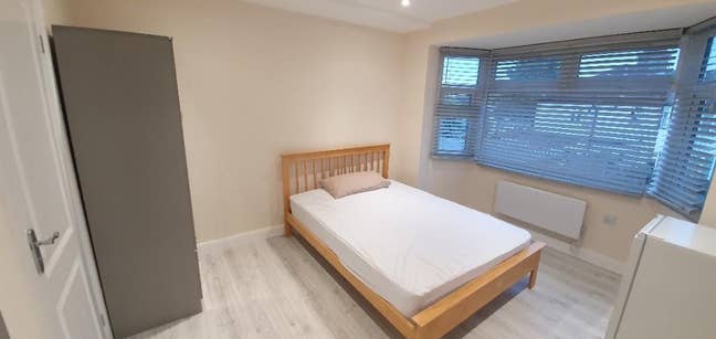 Studio flat within a Victorian Building. Must view Main Photo