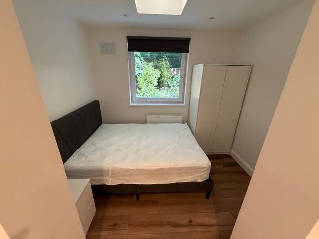 Amazing Modern Room Available All Bills Inc. Main Photo