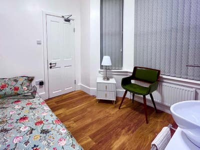 Ensuite Room Available in a Modern 6-Bedroom House Main Photo