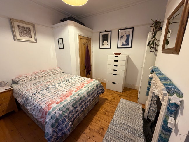 Charming room in arty flat Main Photo
