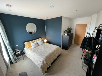  Double Room in Luxury Riverside Flat Main Photo