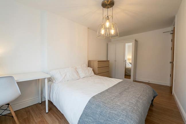5-min walk to Liverpool St | Beautiful Room!! Main Photo