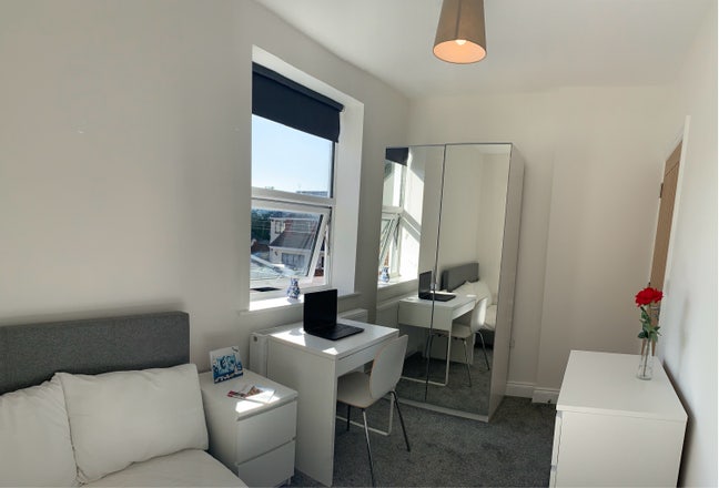 Small Double room in a refurbished 1st floor Flat Main Photo