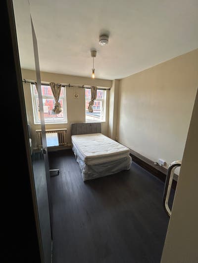 Spacious Double Bedroom with Private Shower in Cit Main Photo