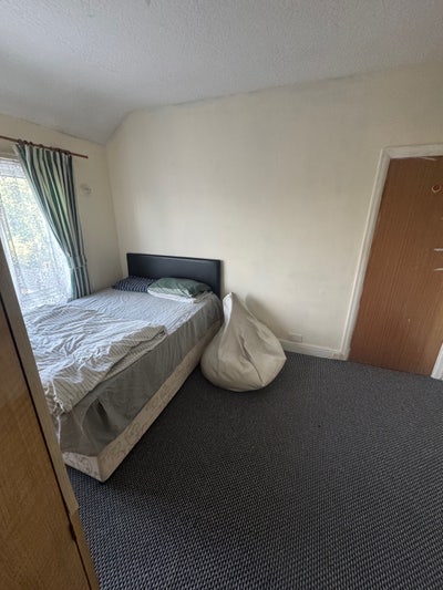 1 Large Double Room in B68 All bills included Main Photo