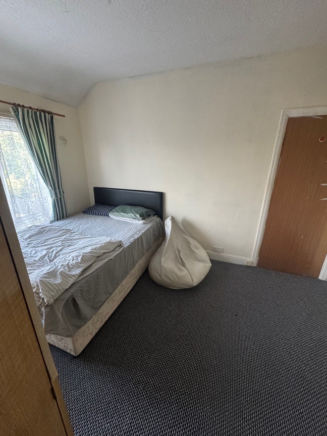 1 Large Double Room in B68 All bills included Main Photo
