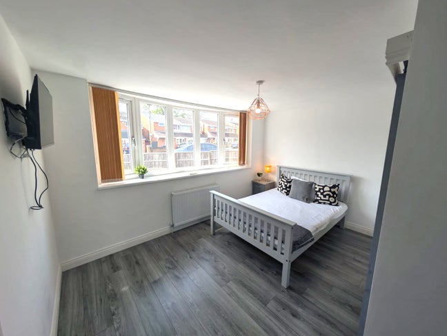 ** Modern Luxury En Suites -All Bills Included! Main Photo