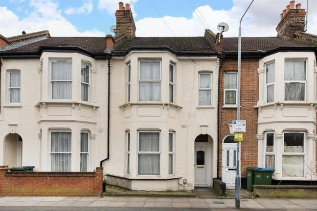 Large double room available. Close to station. Main Photo