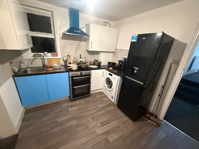 Large Double Room Available – Immediate Move-In Main Photo
