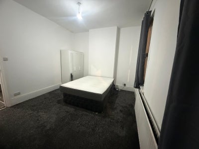 Large Double Room Available – Immediate Move-In Main Photo