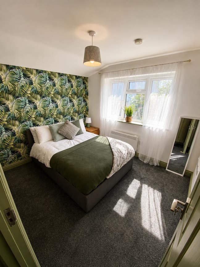 Newly Refurbished Room | Garden & Driveway Main Photo