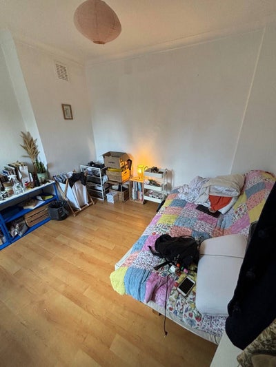 Two gorgeous, sunny rooms in welcoming home! Main Photo