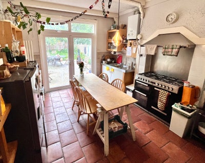Two gorgeous, sunny rooms in welcoming home! Main Photo