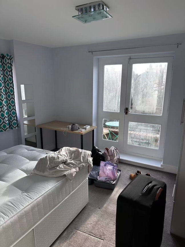 I’m looking for someone to take over my room😊 Main Photo
