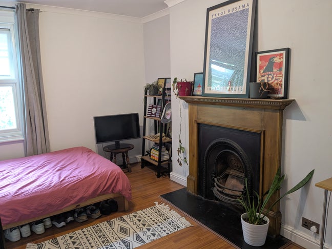 Spacious bedroom with walk-in wardrobe Main Photo