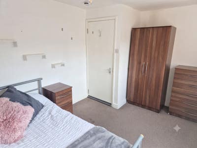 🚆 20 Mins to Waterloo + Cheap Move-In REPOSIT 💸 Main Photo