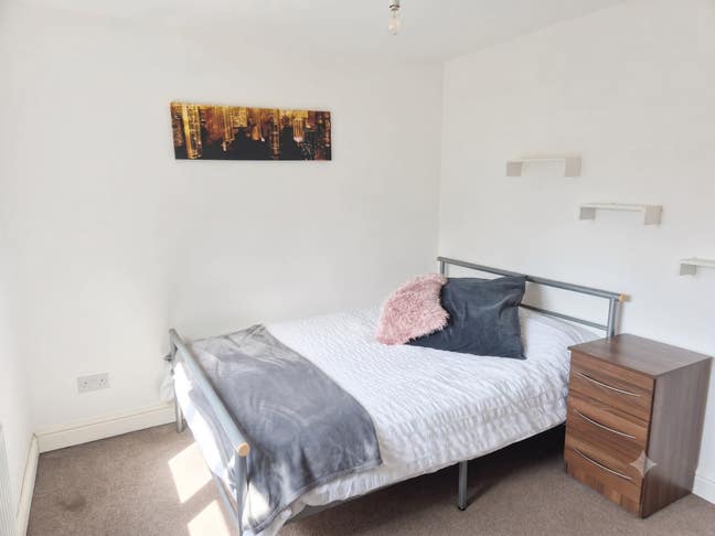 🚆 20 Mins to Waterloo + Cheap Move-In REPOSIT 💸 Main Photo