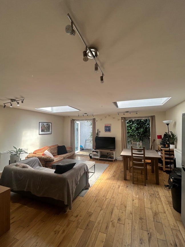 2 beds in spacious 3-bedroom Wapping flat Main Photo