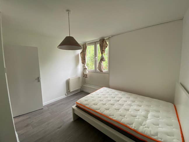 Last room in a nice flat with living area! Main Photo