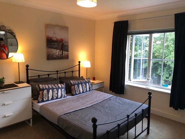 Guildford :En-Suite Room for a Professional Couple Main Photo