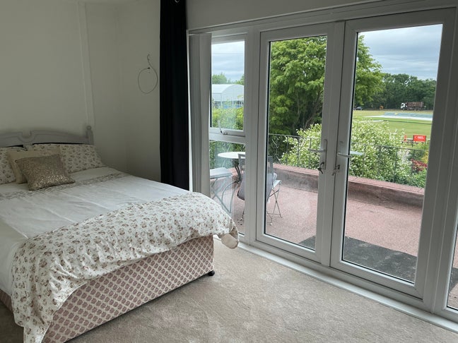 Beautiful Room Overlooking Cricket Club, parking Main Photo