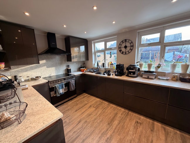 Room Available - Superking bed & private bathroom Main Photo