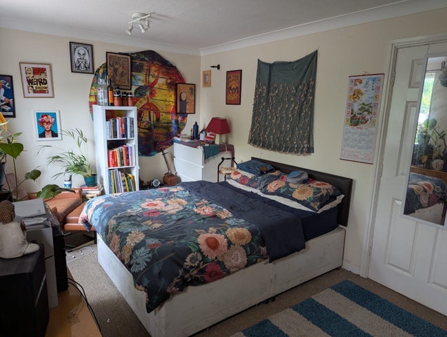 Room in house with three young professionals  Main Photo