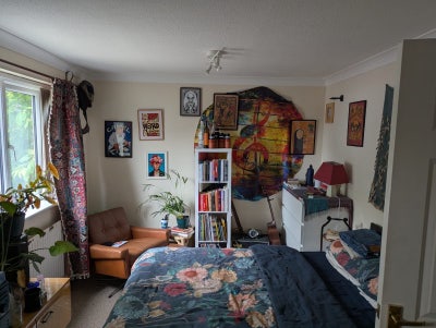 Room in house with three young professionals  Main Photo