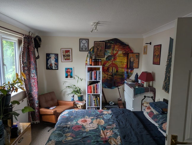 Room in house with three young professionals  Main Photo