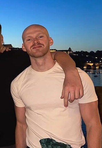 26 year old professional looking for house share Main Photo