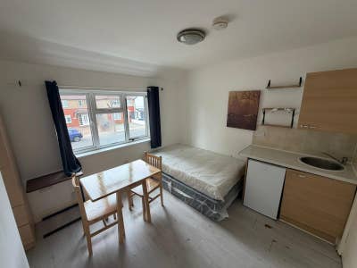DSS-Studio Flat Available in Brimsdown Enfield EN3 Main Photo