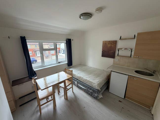 DSS-Studio Flat Available in Brimsdown Enfield EN3 Main Photo