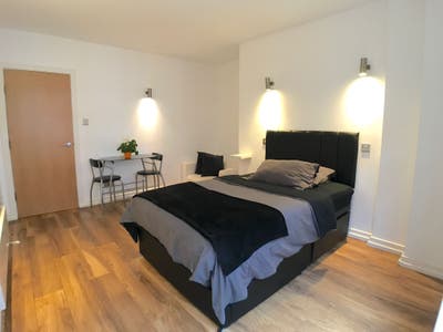 Furnished 1-bed City Flat (LS1) - Near Station Main Photo