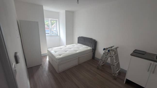 DSS - Studio Flat Available in Kenley Croydon CR8 Main Photo