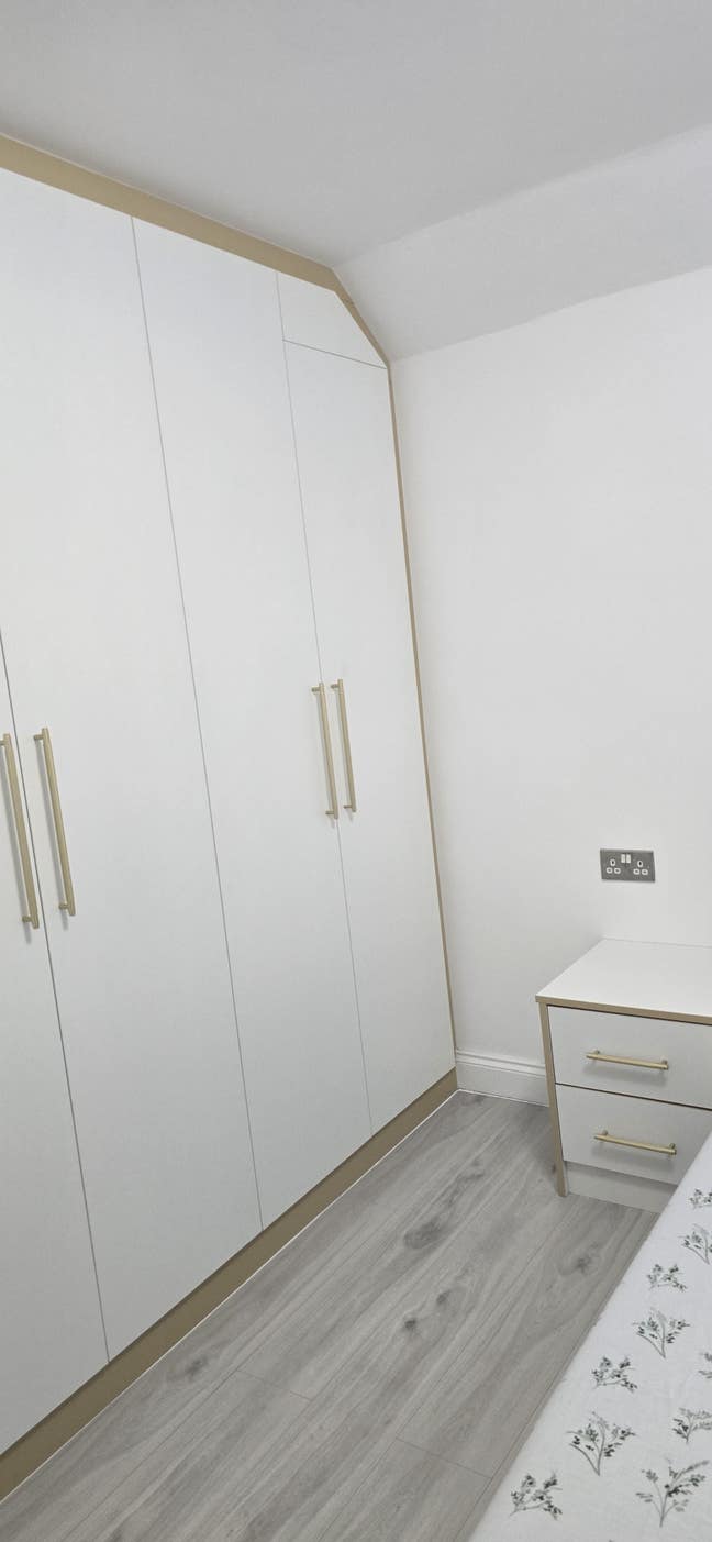 Spacious Double room (storage/office desk/parking) Main Photo