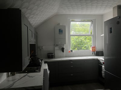 Room in 2 bed flat, quiet location by UHW  Main Photo