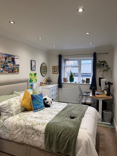 Spacious room in 2 bed flat Main Photo