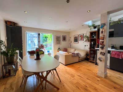 Two Rooms Available in a Beautiful Camberwell Home Main Photo